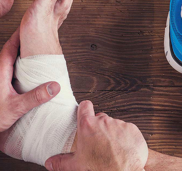 Une cheville protégée par un bandage
